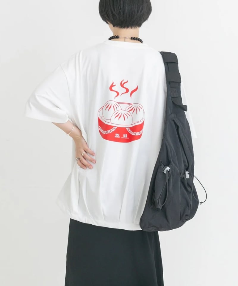 ブラック系のスカート、ホワイト系のTシャツ/カットソー、ブラック系のバックパック/リュックを着用したレディースの夏コーディネートの5枚目の写真