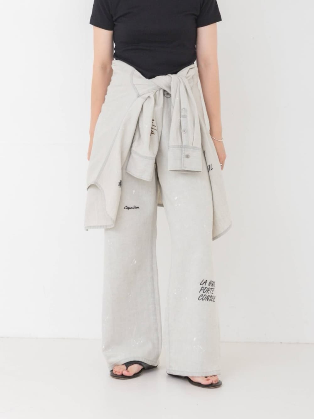 ブラック系のTシャツ/カットソー、グレー系のシャツ/ブラウス、グレー系のその他パンツを着用したレディースの夏コーディネートの2枚目の写真