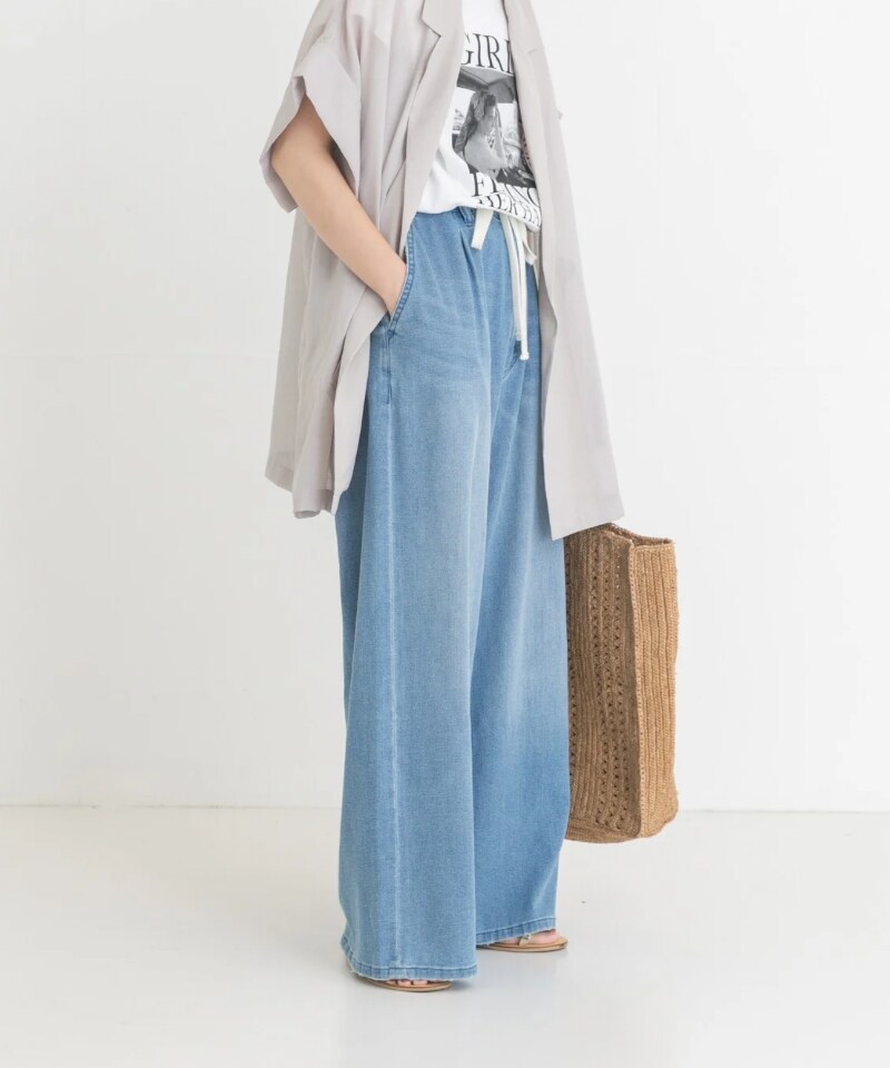 ホワイト系のTシャツ/カットソー、ベージュ系のその他アウター、ブルー系のデニムパンツを着用したレディースの夏コーディネートの4枚目の写真