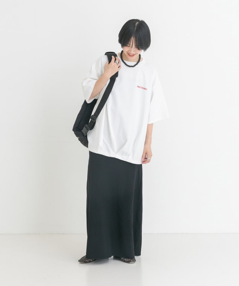 ブラック系のスカート、ホワイト系のTシャツ/カットソー、ブラック系のバックパック/リュックを着用したレディースの夏コーディネートの2枚目の写真