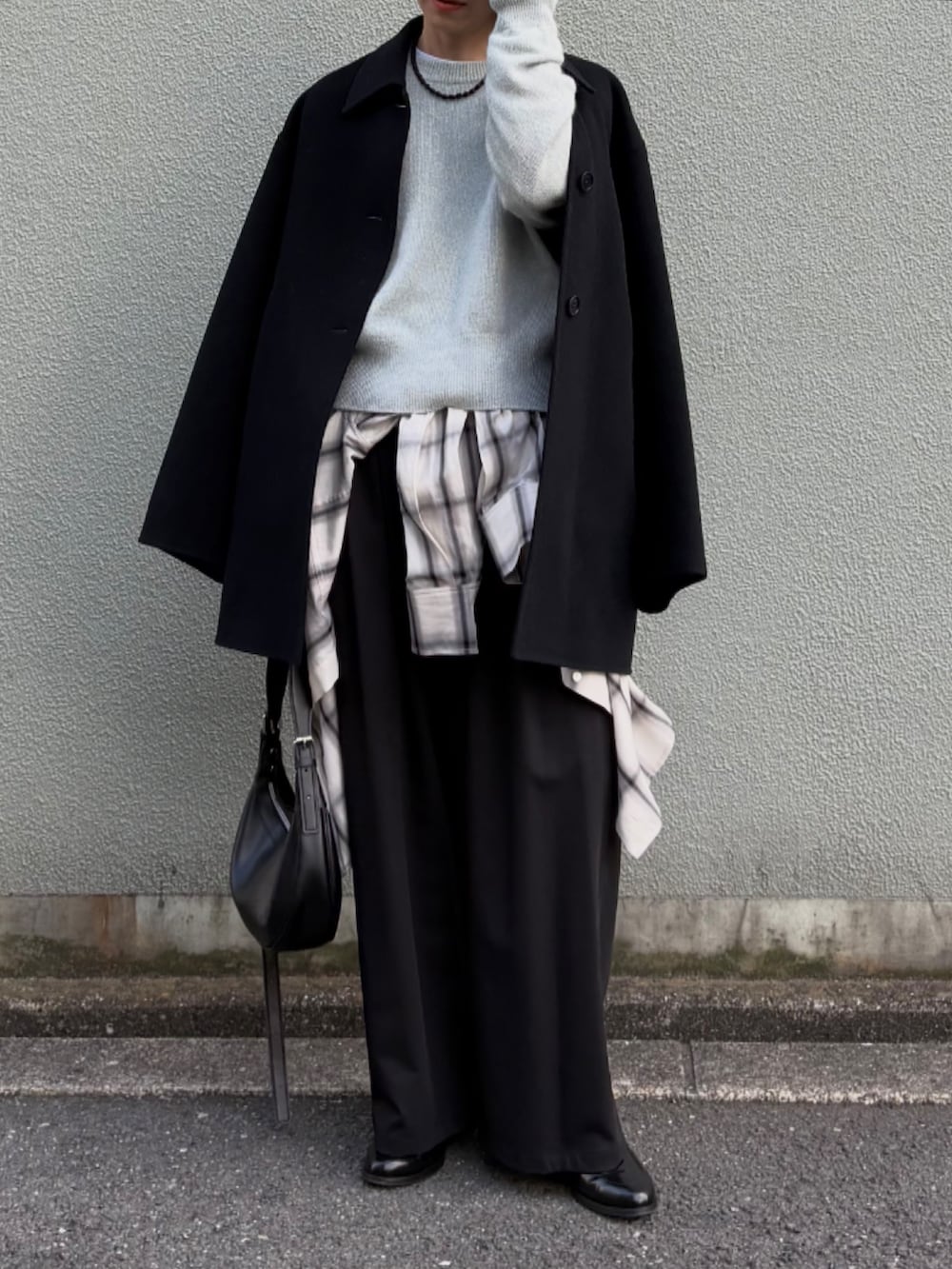 ブラック系のその他パンツ、グリーン系のニット/セーター、ブラック系のステンカラーコートを着用したレディースの秋コーディネートの2枚目の写真