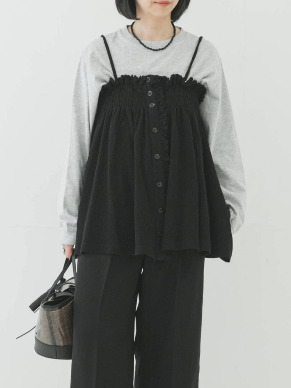 ブラック系のその他パンツ、グレー系のTシャツ/カットソー、ブラック系のキャミソールを着用したレディースの春コーディネートの2枚目の写真