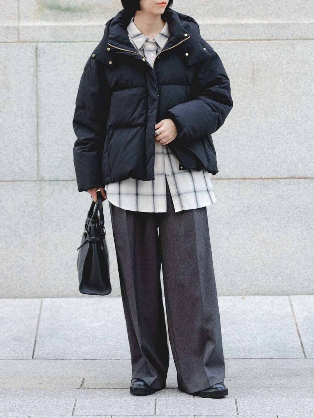 ブラック系のダウンジャケット/コート、ホワイト系のシャツ/ブラウス、グレー系のその他パンツを着用したレディースの秋コーディネートの2枚目の写真