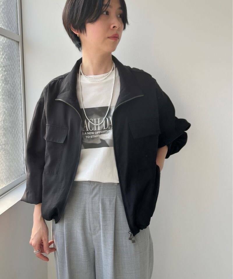 グレー系のその他パンツ、ブラック系のブルゾンを着用したレディースの冬コーディネートの2枚目の写真