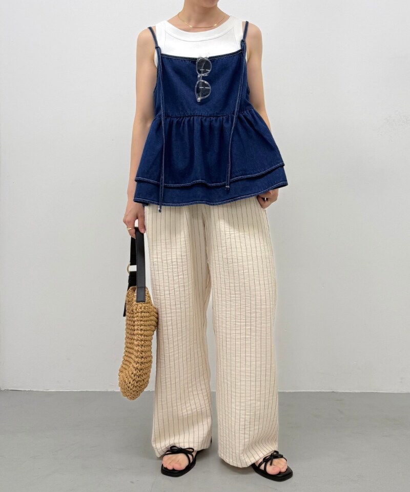 イエロー系のトートバッグ、ブルー系のその他トップス、ベージュ系のその他パンツを着用したレディースの春コーディネートの2枚目の写真