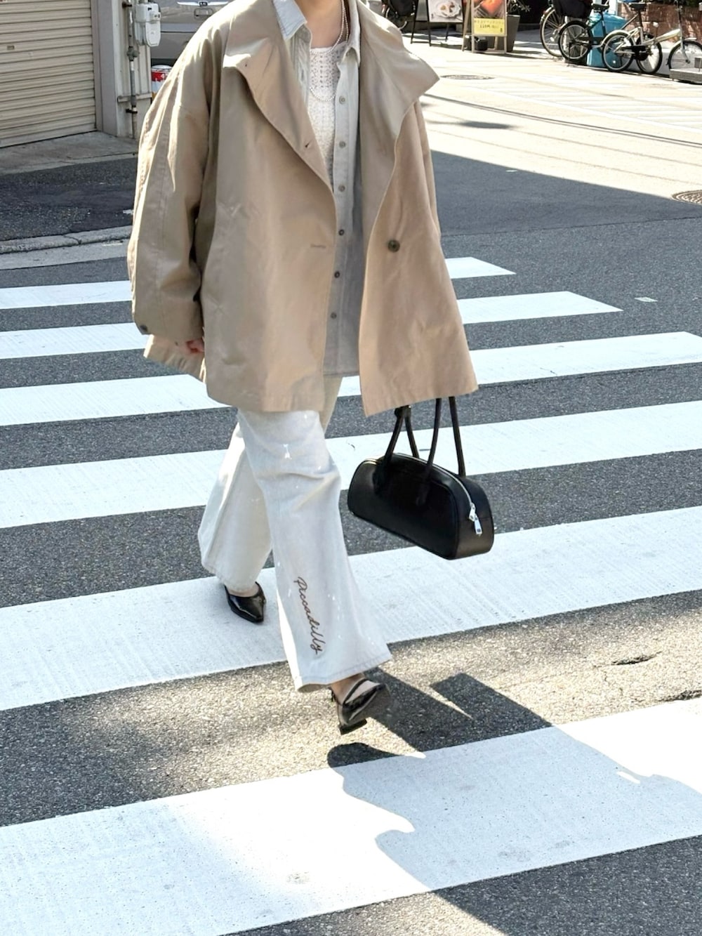 グレー系のシャツ/ブラウス、ベージュ系のトレンチコート、ホワイト系のTシャツ/カットソーを着用したレディースの冬コーディネートの2枚目の写真