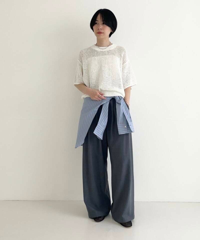 ブルー系のシャツ/ブラウス、グレー系のその他パンツ、ホワイト系のニット/セーターを着用したレディースの春コーディネートの2枚目の写真