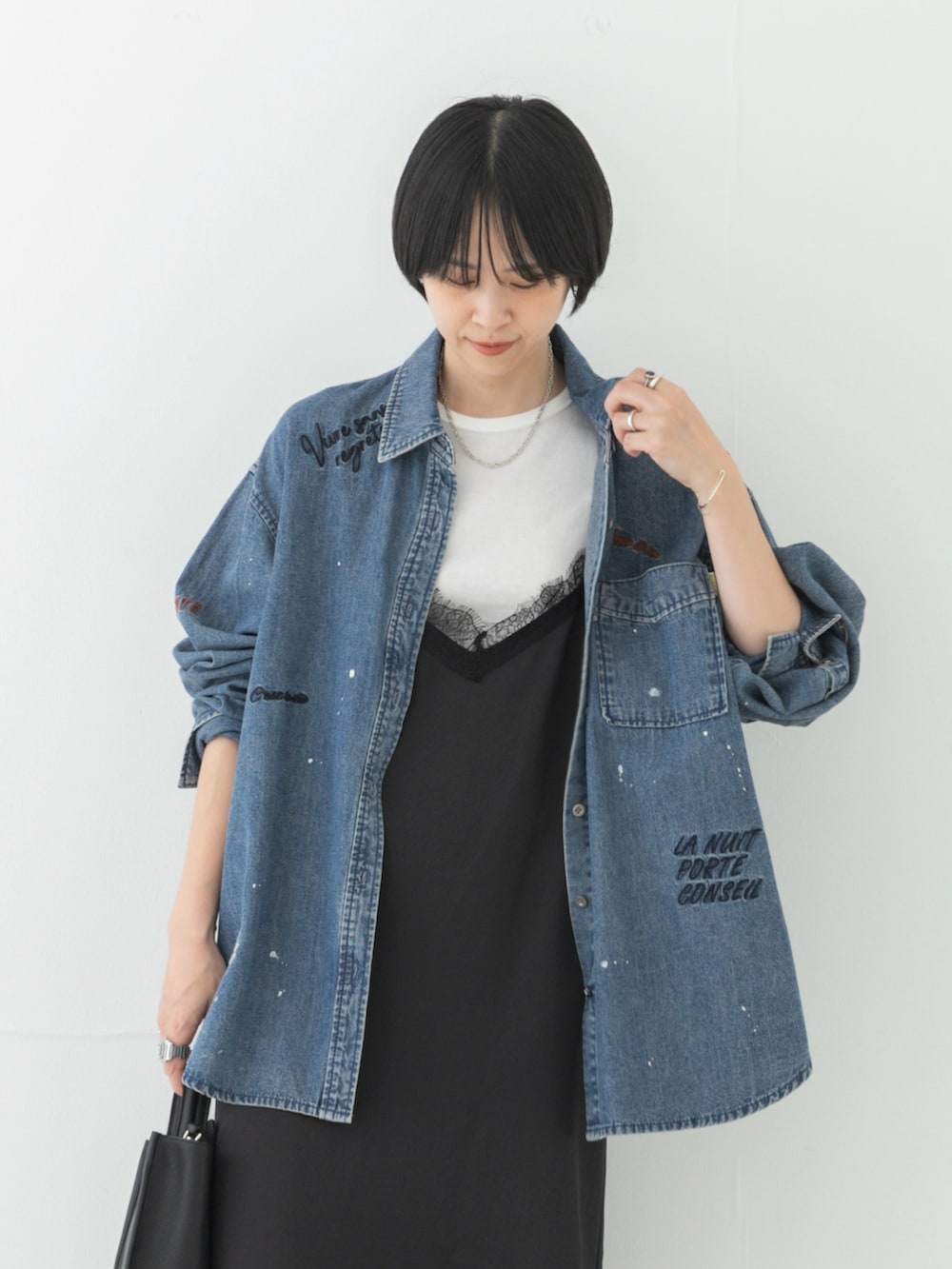 ブルー系のシャツ/ブラウス、ホワイト系のTシャツ/カットソー、ブラック系のハンドバッグを着用したレディースの夏コーディネートの3枚目の写真