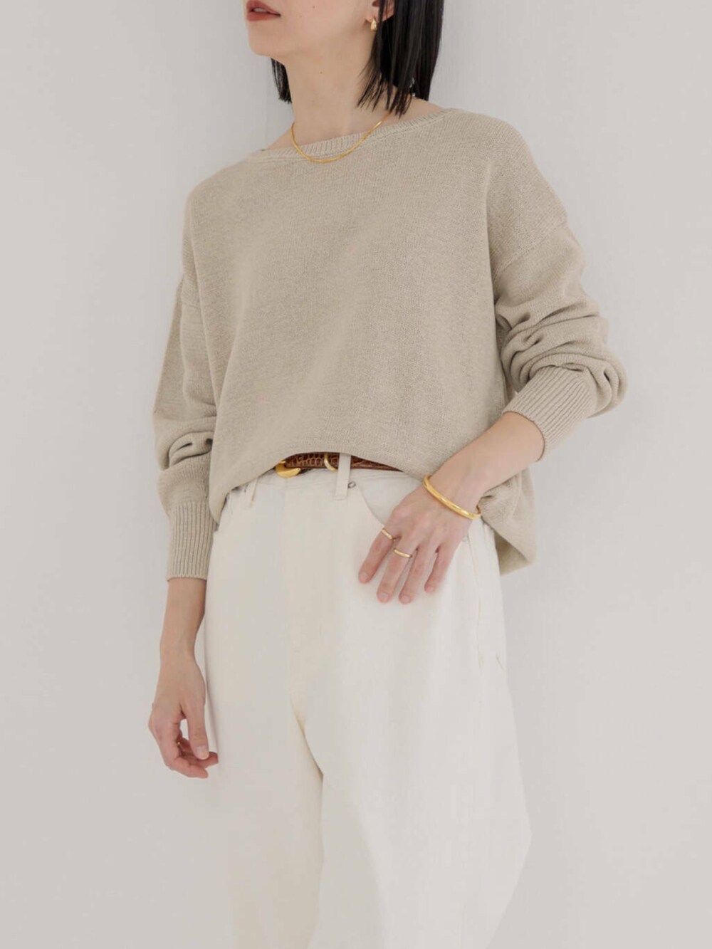 ホワイト系のデニムパンツ、ベージュ系のニット/セーターを着用したレディースの冬コーディネートの3枚目の写真