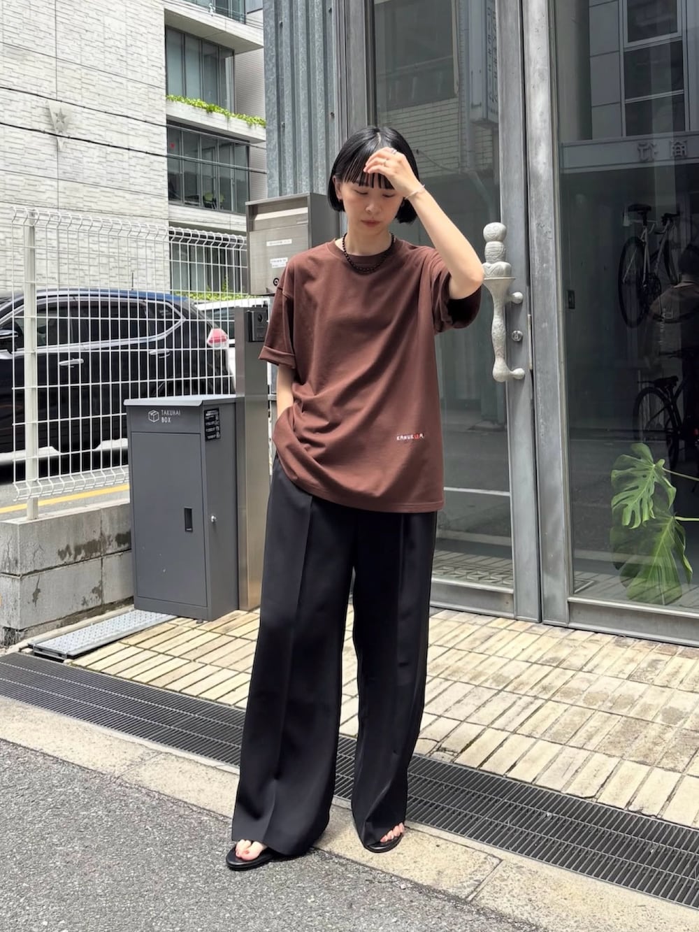 ブラック系のその他パンツ、ブラウン系のTシャツ/カットソー、ブラック系のネックレスを着用したレディースの夏コーディネートの5枚目の写真