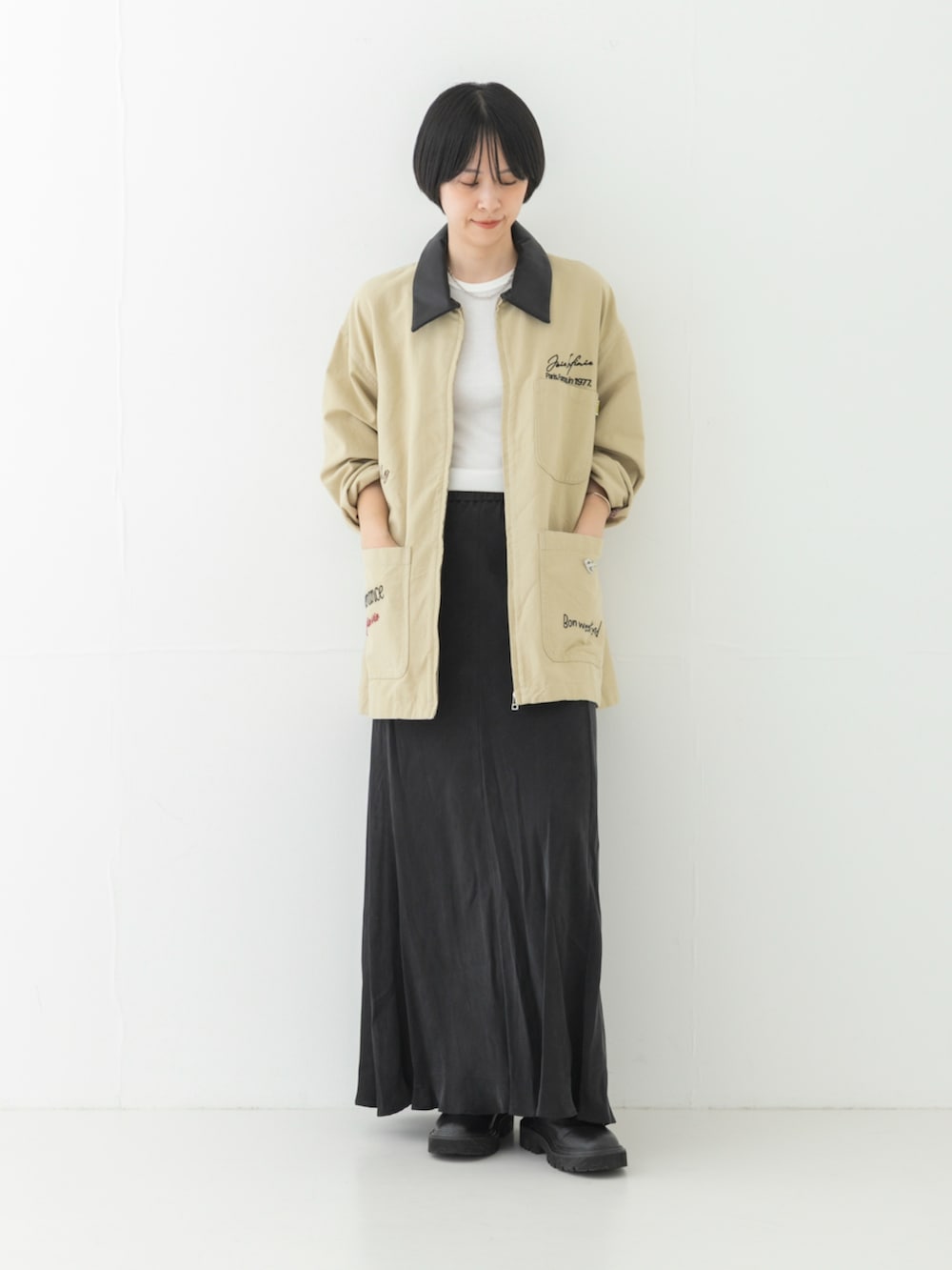 ベージュ系のカバーオール、ホワイト系のTシャツ/カットソー、グレー系のスカートを着用したレディースの夏コーディネートの2枚目の写真
