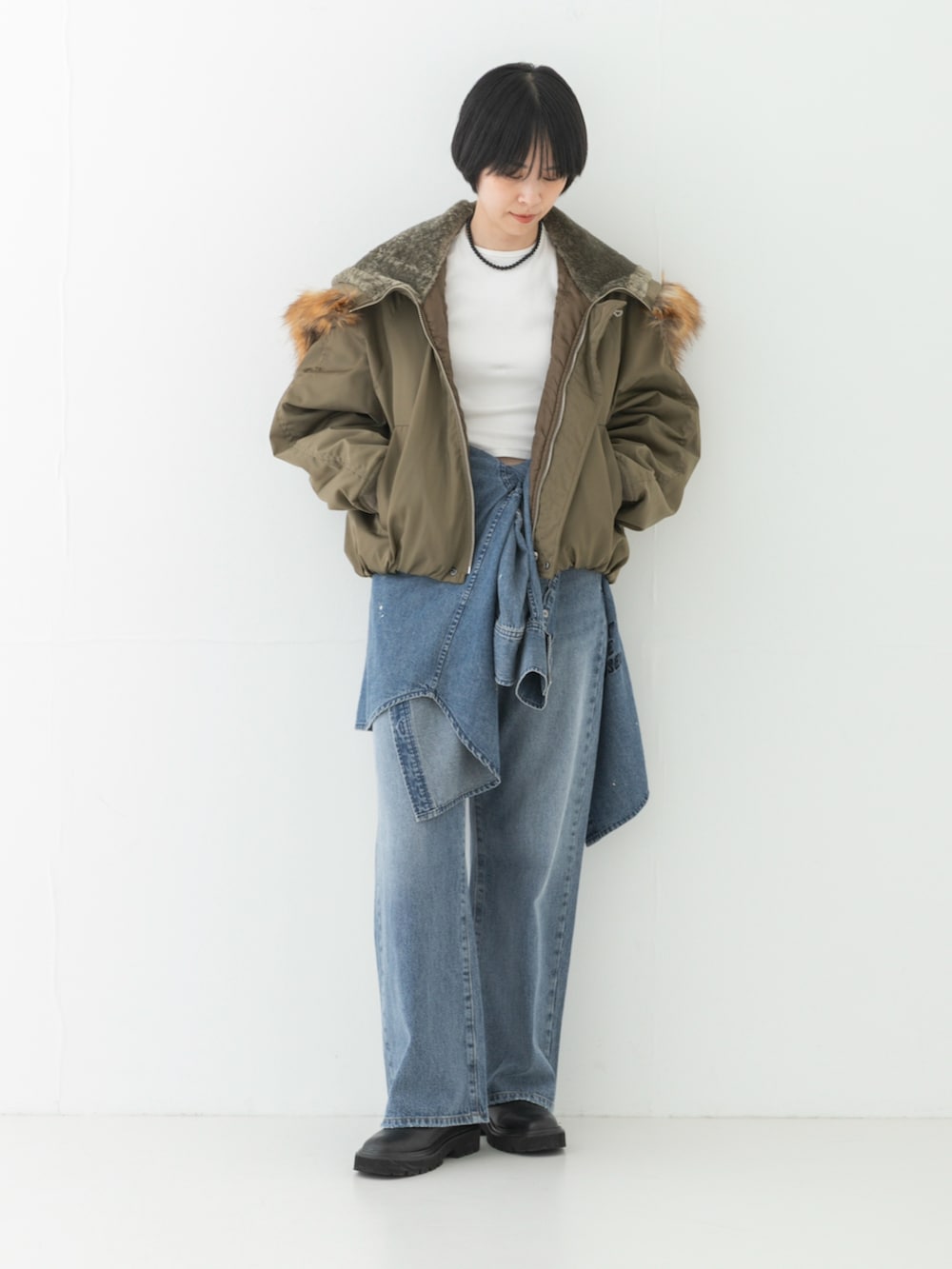ブルー系のシャツ/ブラウス、ブルー系のデニムパンツ、ブラウン系のダウンジャケット/コートを着用したレディースの夏コーディネートの2枚目の写真
