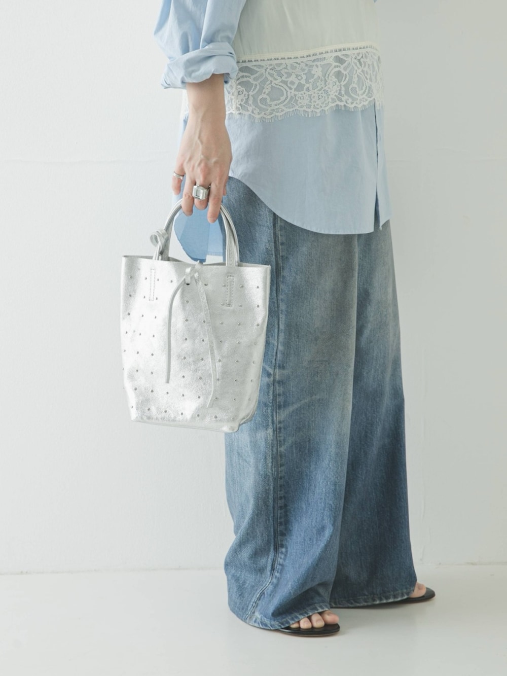 ホワイト系のキャミソール、ブルー系のシャツ/ブラウス、シルバー系のトートバッグを着用したレディースの春コーディネートの4枚目の写真