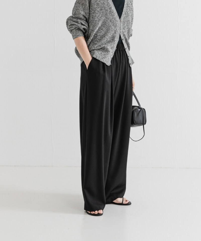 ブラック系のその他パンツ、ブラック系のショルダーバッグ、ブラック系のサンダルを着用したレディースの夏コーディネートの3枚目の写真