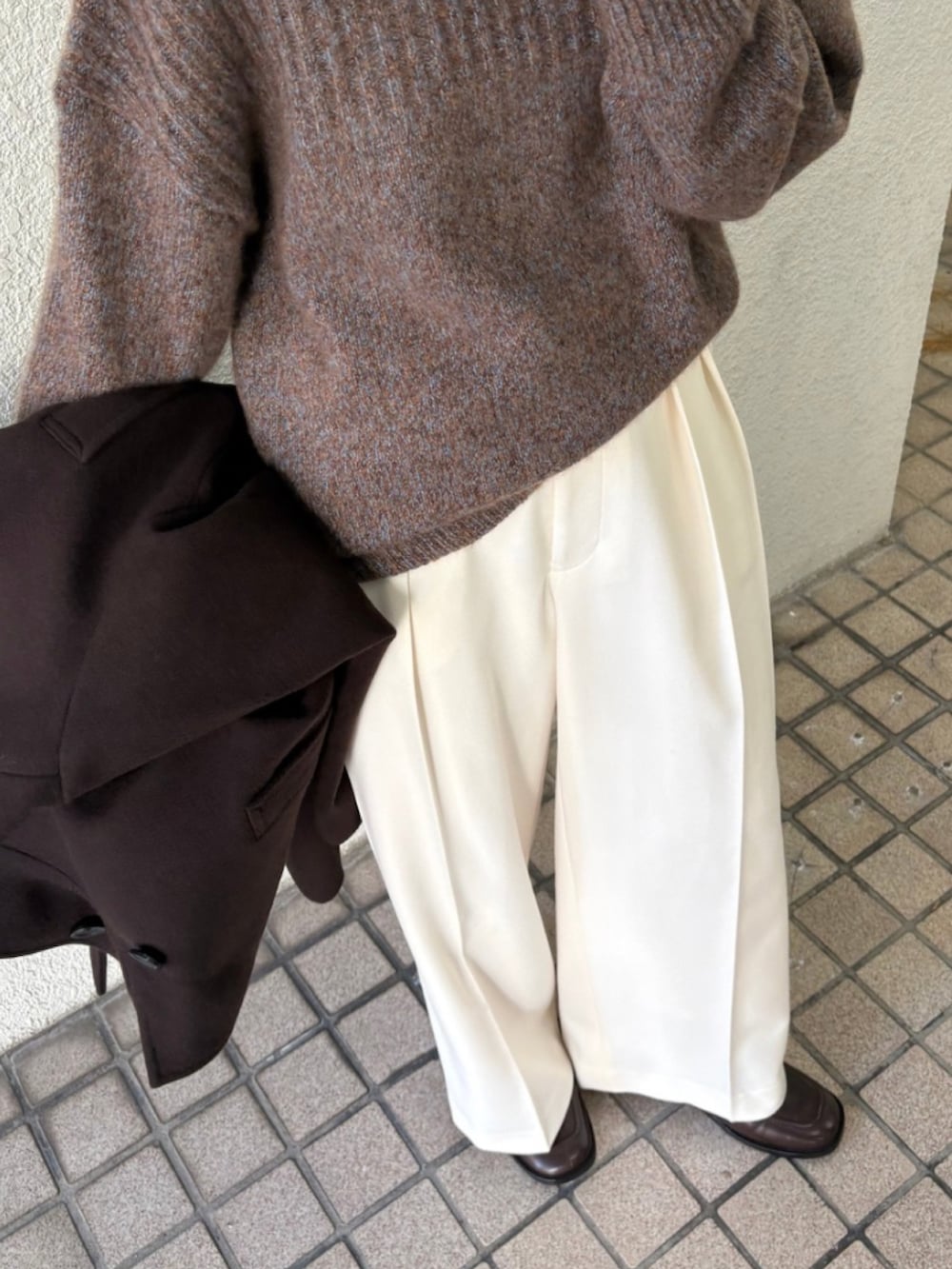 ブラウン系のニット/セーター、ブラウン系のローファー、ブラウン系のその他アウターを着用したレディースの秋コーディネートの4枚目の写真