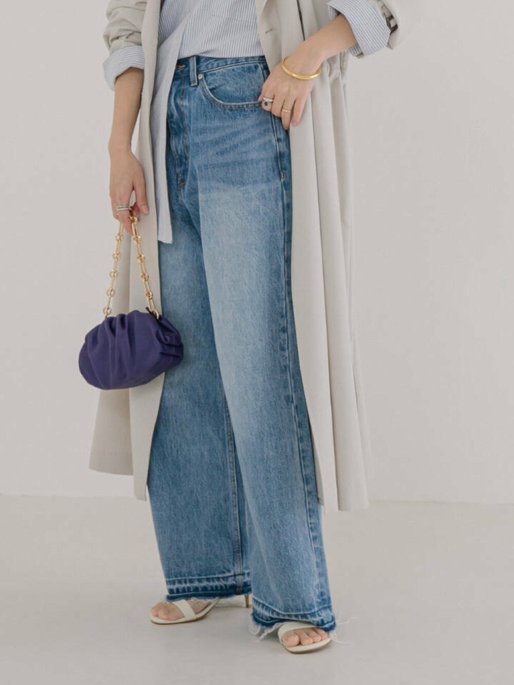 その他のシャツ/ブラウス、ホワイト系のトレンチコート、ブルー系のデニムパンツを着用したレディースの冬コーディネートの5枚目の写真