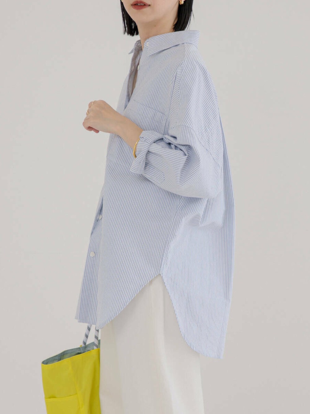 その他のシャツ/ブラウス、ホワイト系のデニムパンツを着用したレディースの冬コーディネートの4枚目の写真