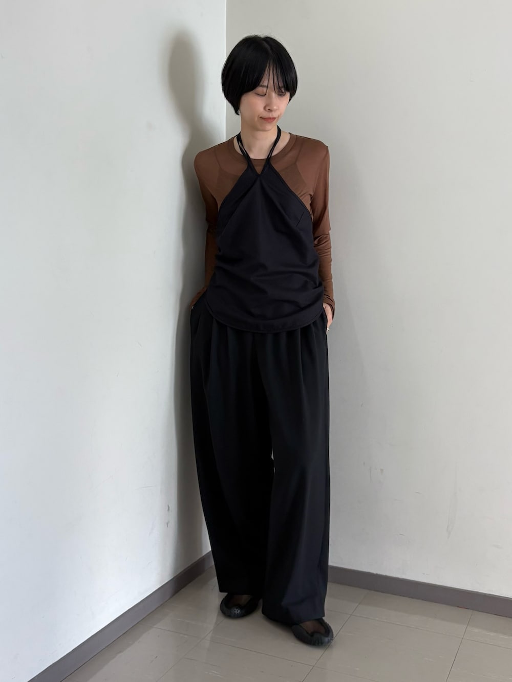 ブラウン系のTシャツ/カットソー、ブラック系のその他トップス、ブラック系のその他パンツを着用したレディースの夏コーディネートの2枚目の写真