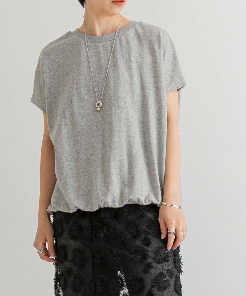 グレー系のTシャツ/カットソー、ブラック系のスカートを着用したレディースの夏コーディネートの2枚目の写真