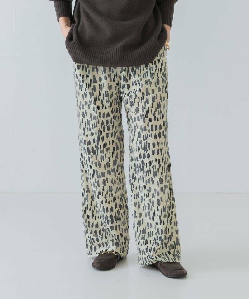 ホワイト系のその他パンツ、ブラウン系のニット/セーター、ブラウン系のローファーを着用したレディースの秋コーディネートの4枚目の写真