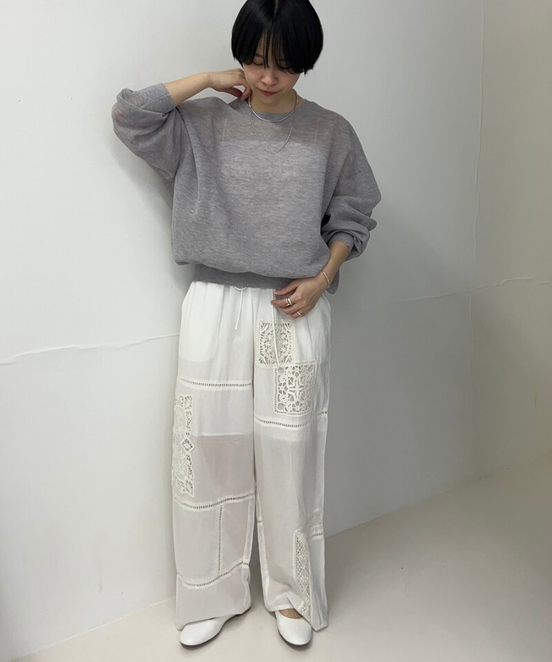 グレー系のニット/セーター、ホワイト系のバレエシューズを着用したレディースの春コーディネートの2枚目の写真