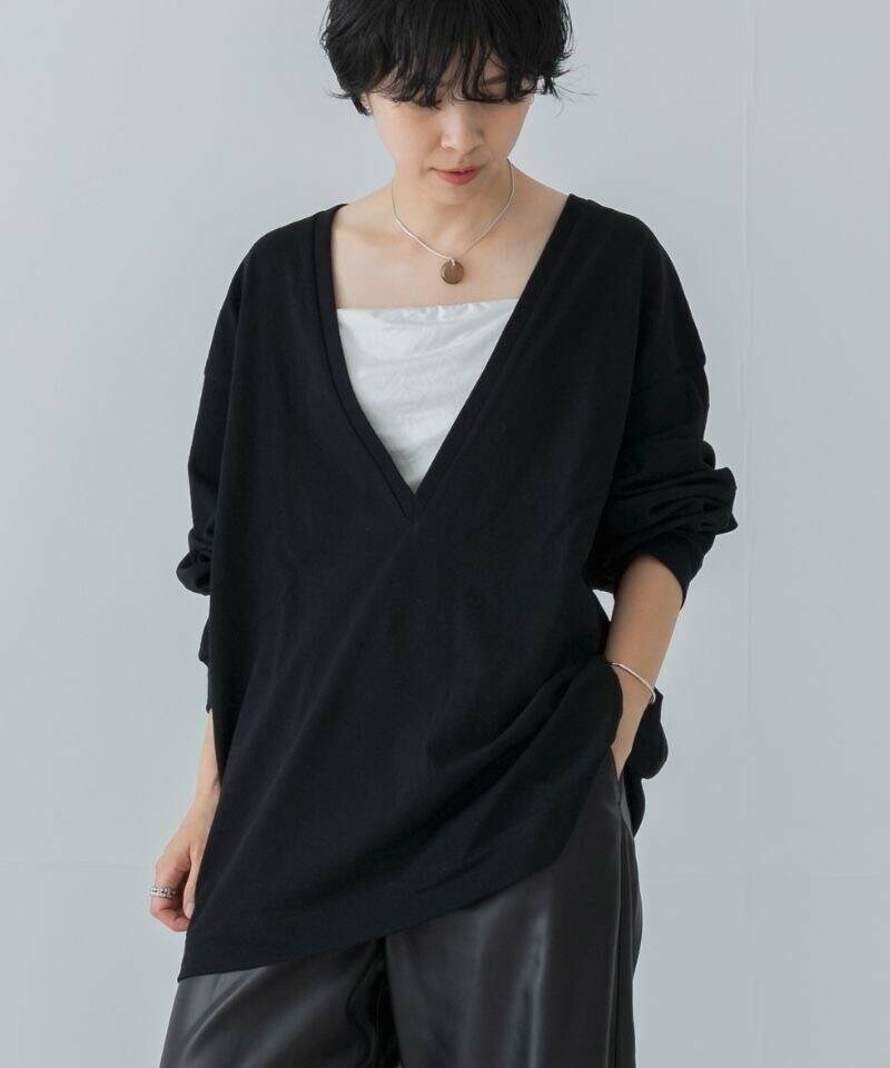 ブラック系のその他パンツ、ブラック系のTシャツ/カットソー、ブラック系のパンプスを着用したレディースの夏コーディネートの3枚目の写真