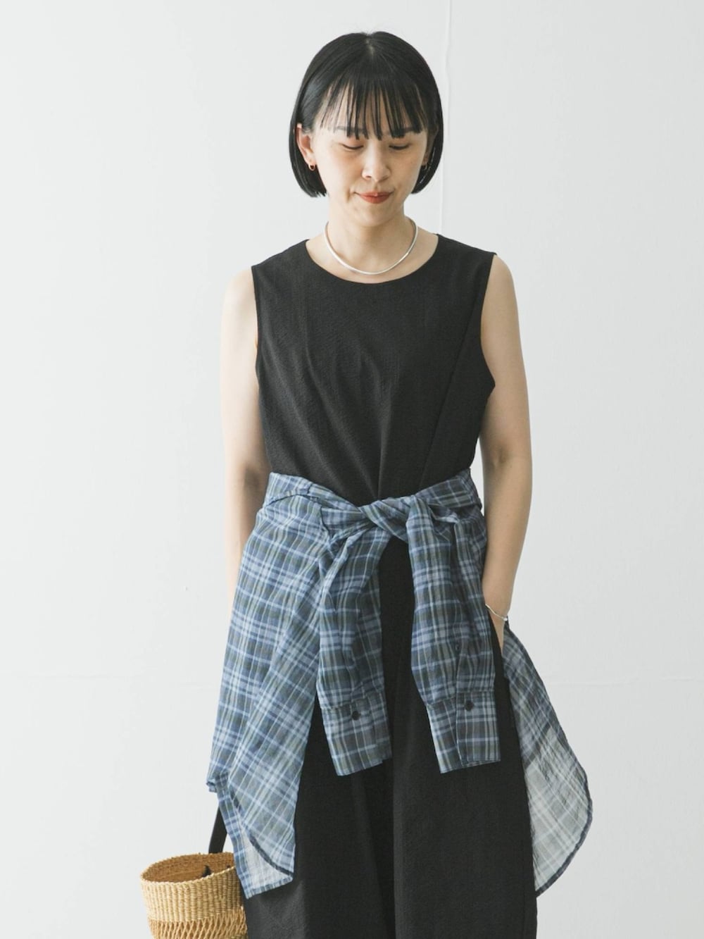 ブラック系のその他パンツ、ブルー系のシャツ/ブラウス、シルバー系のネックレスを着用したレディースの春コーディネートの2枚目の写真
