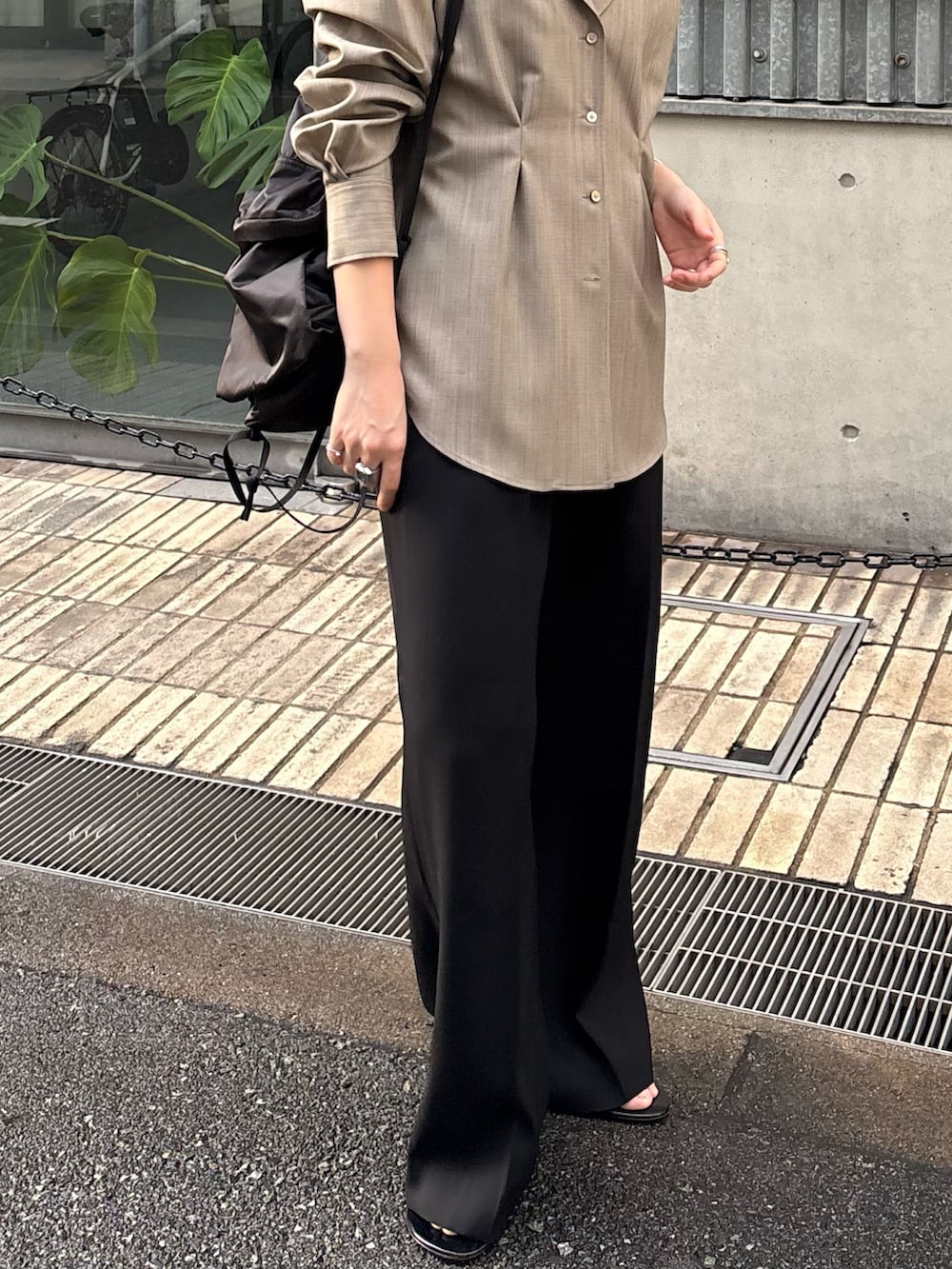 ブラック系のその他パンツ、ブラック系のバックパック/リュック、ベージュ系のシャツ/ブラウスを着用したレディースの冬コーディネートの4枚目の写真