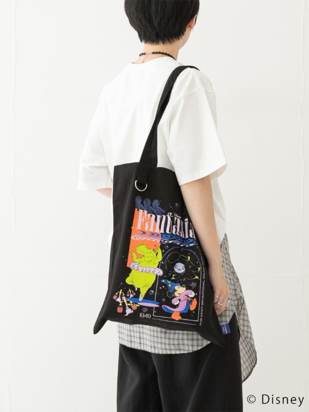 その他のTシャツ/カットソー、その他のトートバッグを着用したレディースの夏コーディネートの2枚目の写真