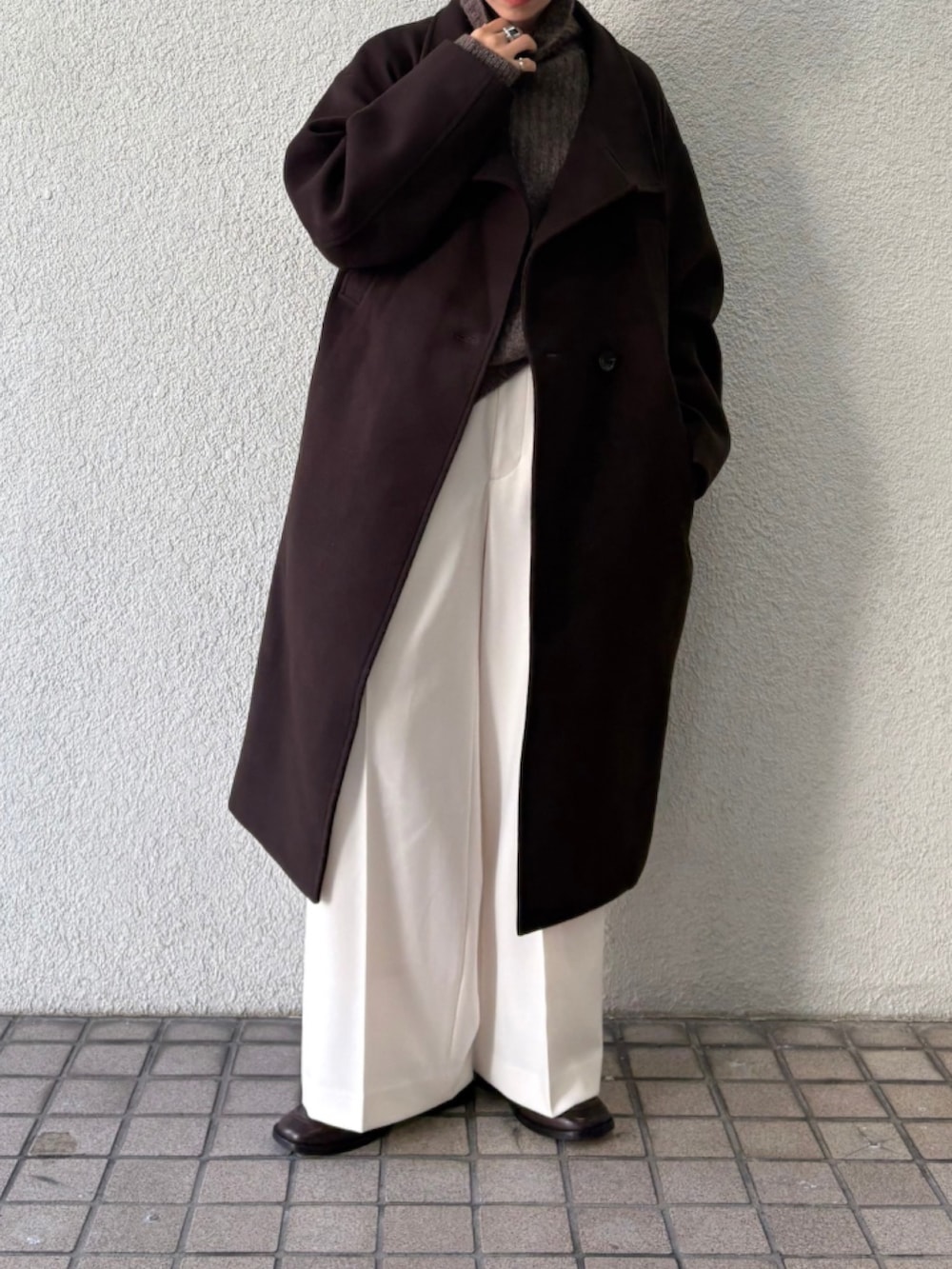 ブラウン系のニット/セーター、ブラウン系のローファー、ブラウン系のその他アウターを着用したレディースの秋コーディネートの2枚目の写真