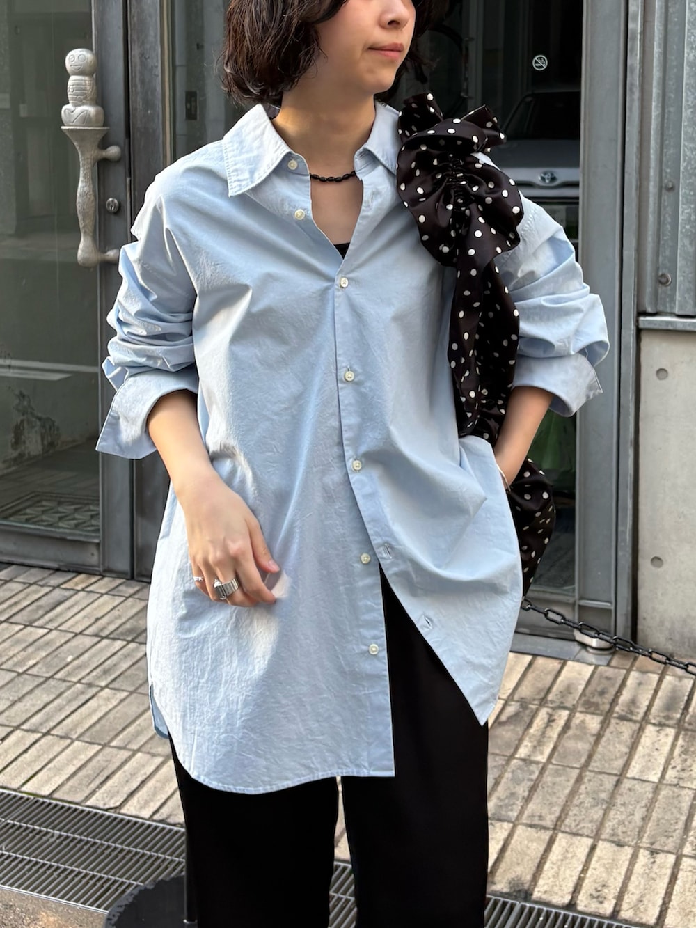 ブルー系のシャツ/ブラウス、ブラック系のその他パンツ、ブラック系のスニーカーを着用したレディースの春コーディネートの3枚目の写真