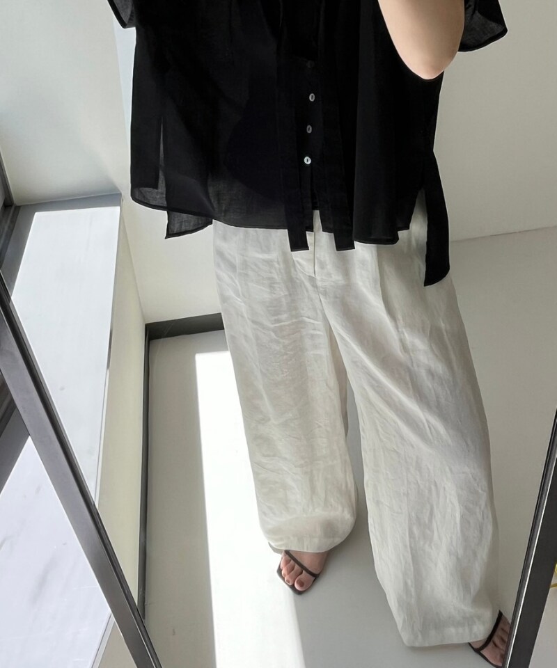 ホワイト系のその他パンツ、ブラック系のシャツ/ブラウスを着用したレディースの夏コーディネートの3枚目の写真