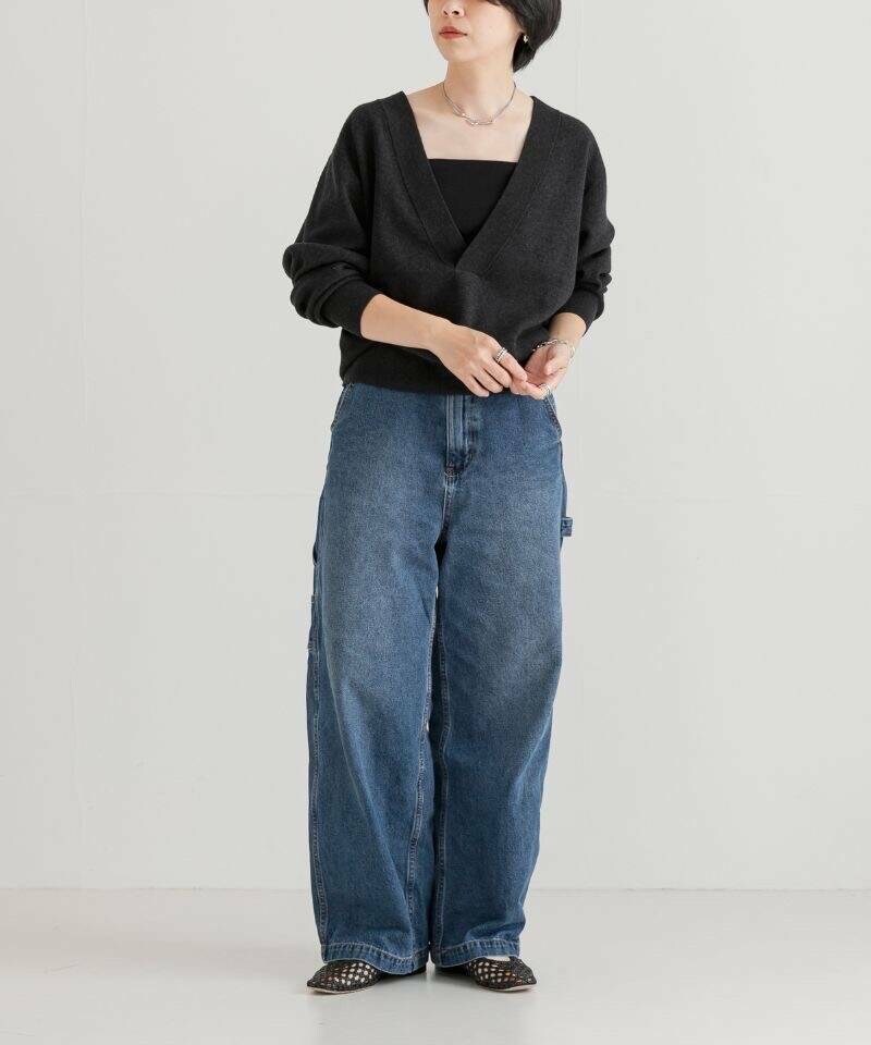 ブラック系のキャミソール、ブルー系のデニムパンツ、グレー系のニット/セーターを着用したレディースの夏コーディネートの2枚目の写真