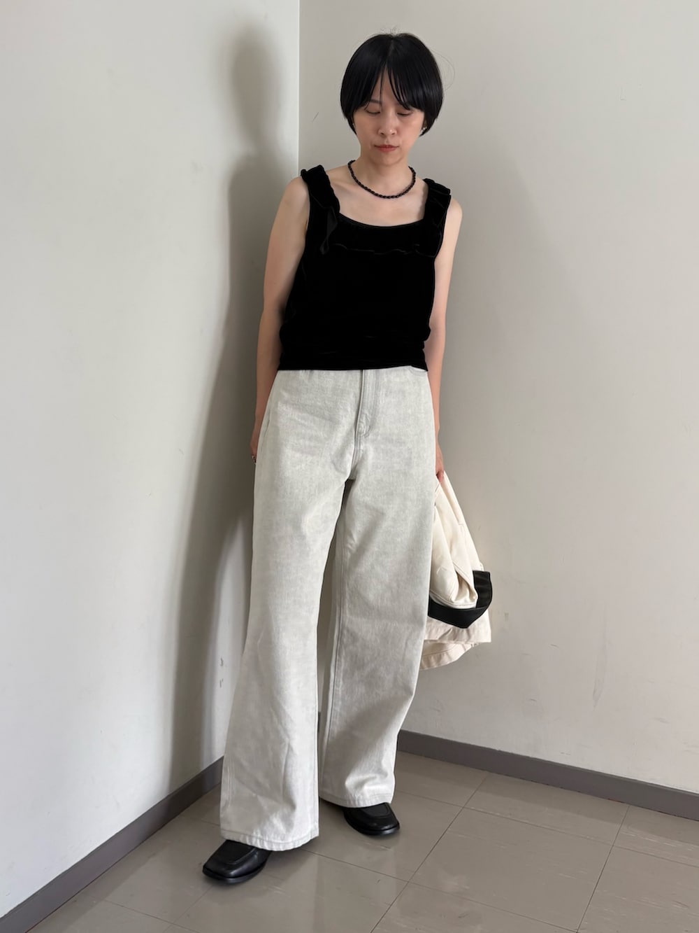 ベージュ系のカバーオール、グレー系のデニムパンツ、ブラック系のその他トップスを着用したレディースの夏コーディネートの2枚目の写真