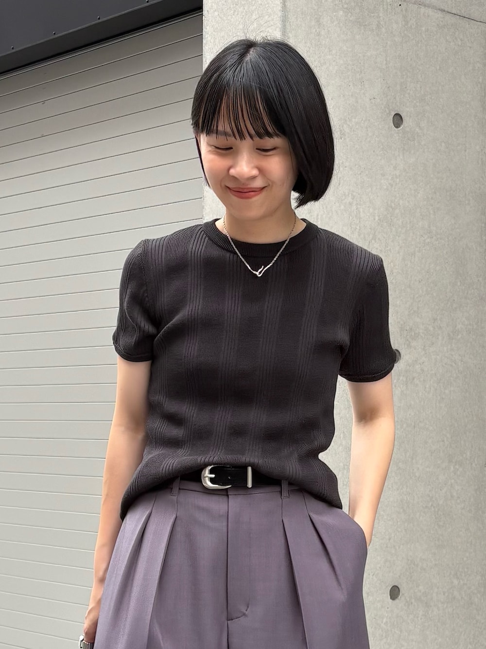 グレー系のニット/セーター、グレー系のその他パンツ、ブラック系のトートバッグを着用したレディースの夏コーディネートの2枚目の写真