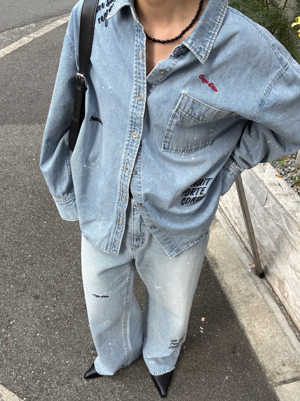 ブルー系のシャツ/ブラウス、ブルー系のデニムパンツを着用したレディースの冬コーディネートの3枚目の写真