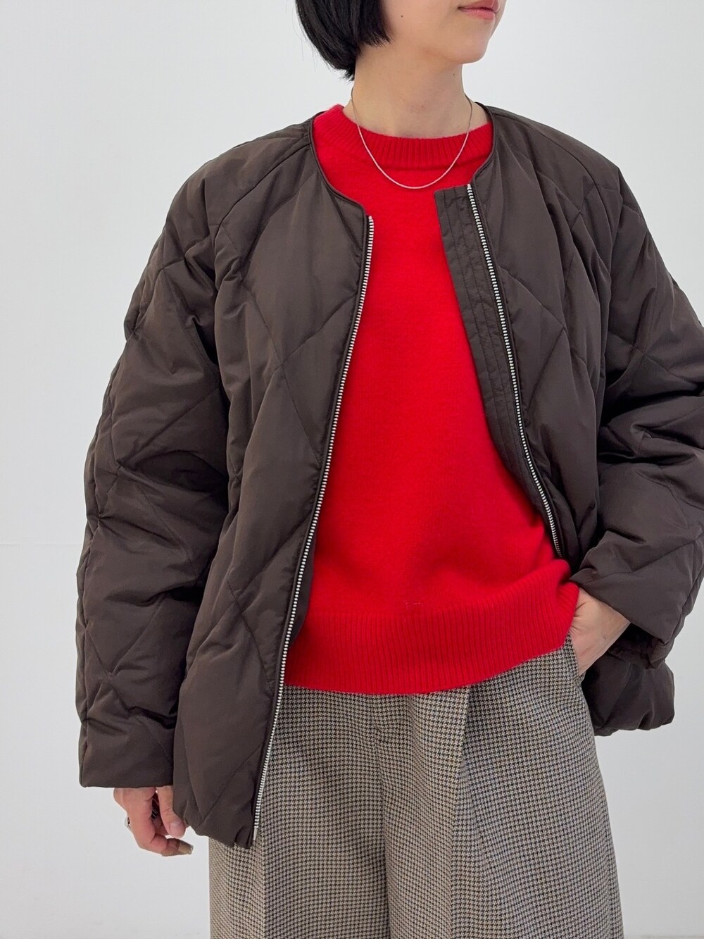 ブラウン系のダウンジャケット/コート、グリーン系のその他パンツ、ブラウン系のローファーを着用したレディースの秋コーディネートの3枚目の写真