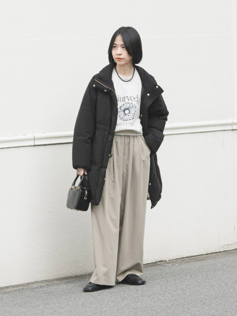 ベージュ系のその他パンツ、ブラック系のローファー、ブラック系のショルダーバッグを着用したレディースの冬コーディネートの2枚目の写真