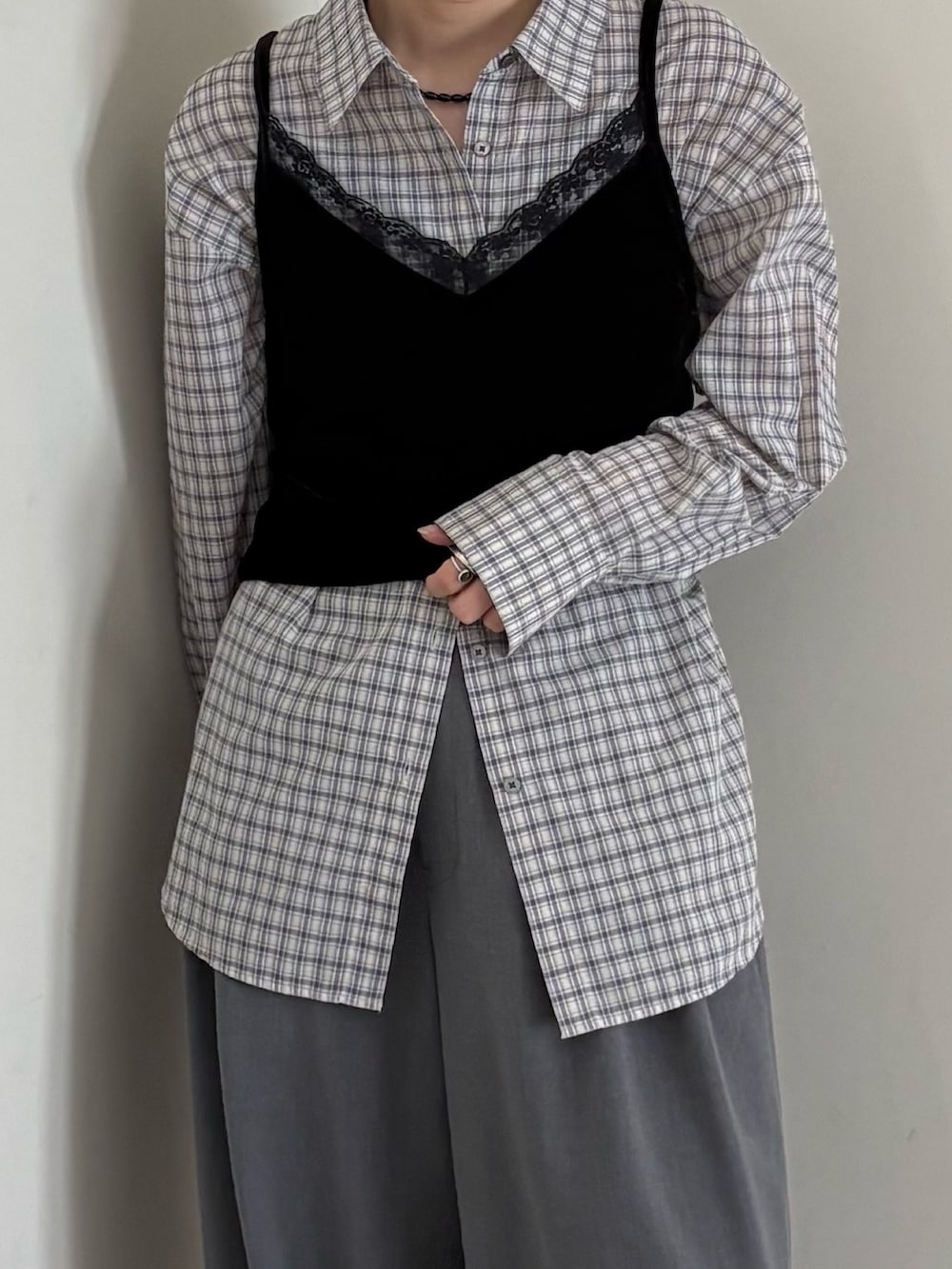 ベージュ系のシャツ/ブラウス、グレー系のその他パンツ、ブラック系のキャミソールを着用したレディースの夏コーディネートの2枚目の写真