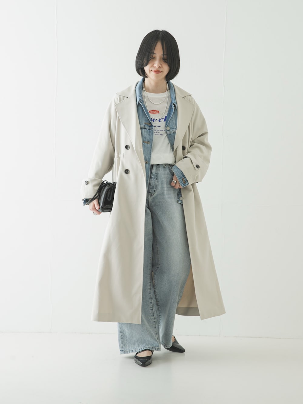 その他のTシャツ/カットソー、ブルー系のデニムジャケット、ブラック系のショルダーバッグを着用したレディースの春コーディネートの2枚目の写真