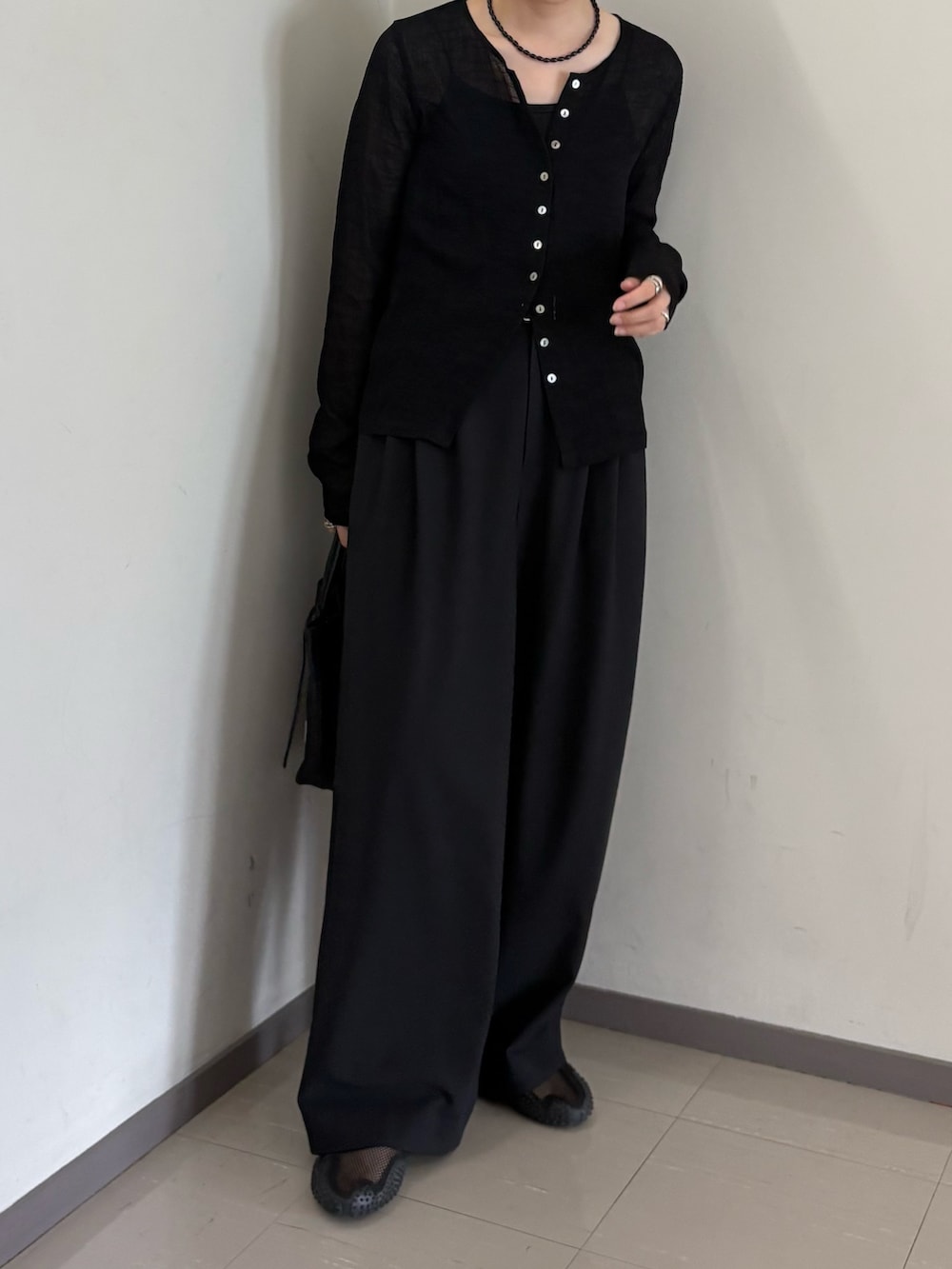 ブラック系のカーディガン/ボレロ、ブラック系のその他パンツ、ブラック系のトートバッグを着用したレディースの夏コーディネートの2枚目の写真