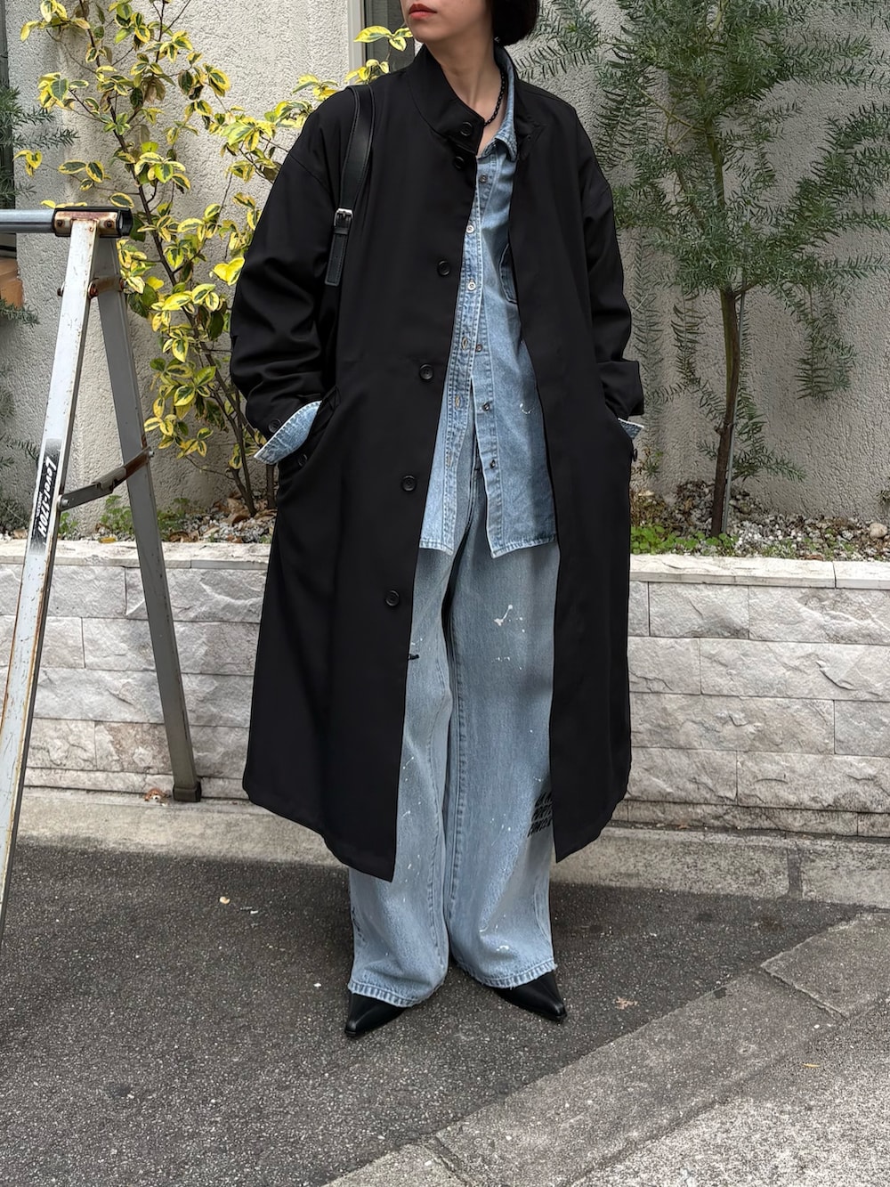 ブラック系のその他アウター、ブラック系のブーツ、ブラック系のネックレスを着用したレディースの冬コーディネートの5枚目の写真