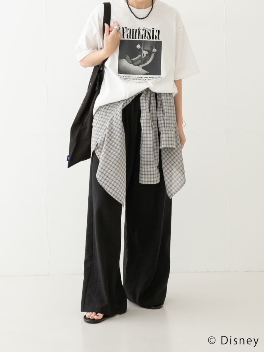 その他のTシャツ/カットソー、その他のトートバッグを着用したレディースの夏コーディネートの3枚目の写真