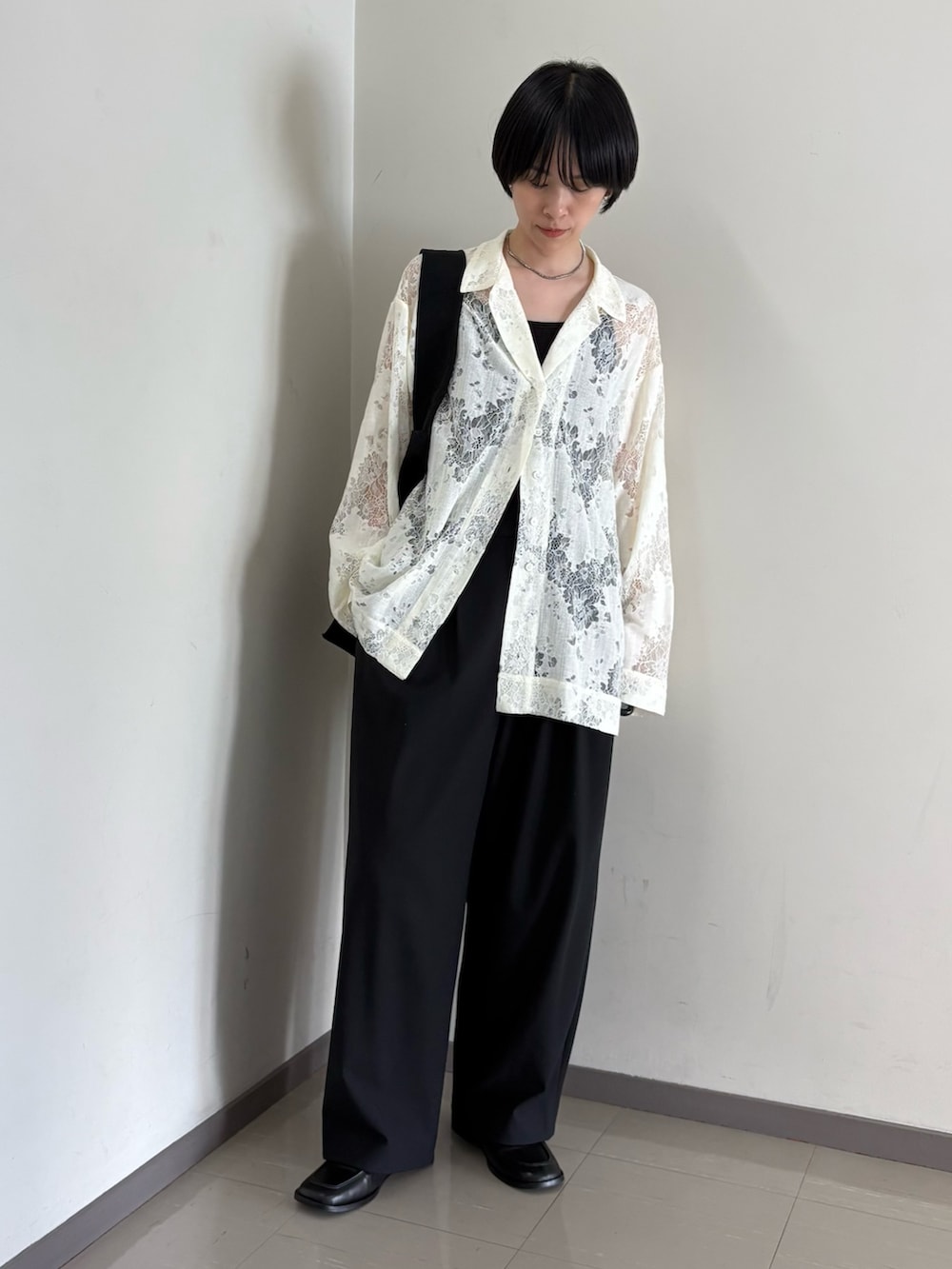 ブラック系のその他パンツ、ホワイト系のシャツ/ブラウス、ブラック系のトートバッグを着用したレディースの夏コーディネートの2枚目の写真