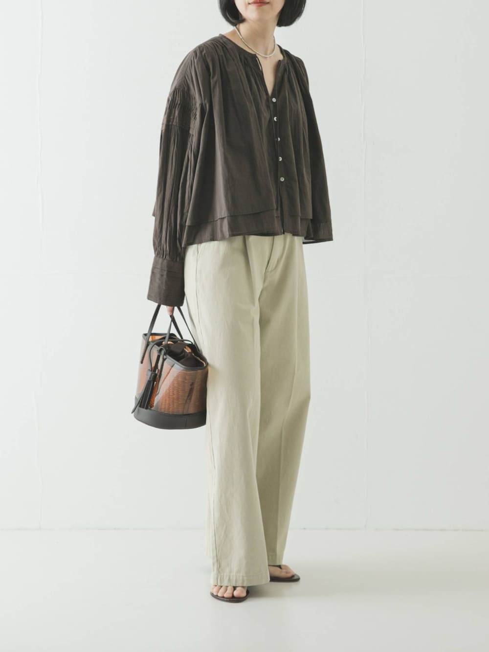 ブラウン系のシャツ/ブラウス、ベージュ系のその他パンツを着用したレディースの春コーディネートの3枚目の写真