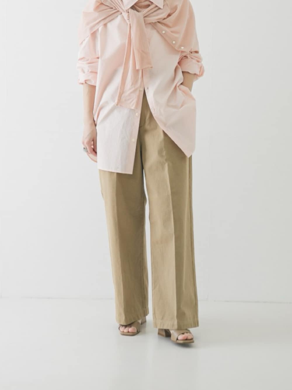 ピンク系のカーディガン/ボレロ、ブルー系のシャツ/ブラウス、ベージュ系のその他パンツを着用したレディースの冬コーディネートの3枚目の写真