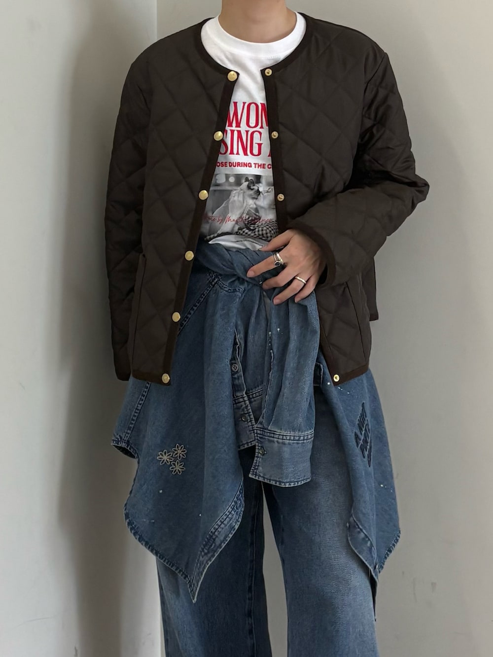 ブラウン系のダウンジャケット/コート、ブルー系のシャツ/ブラウス、ホワイト系のTシャツ/カットソーを着用したレディースの夏コーディネートの2枚目の写真