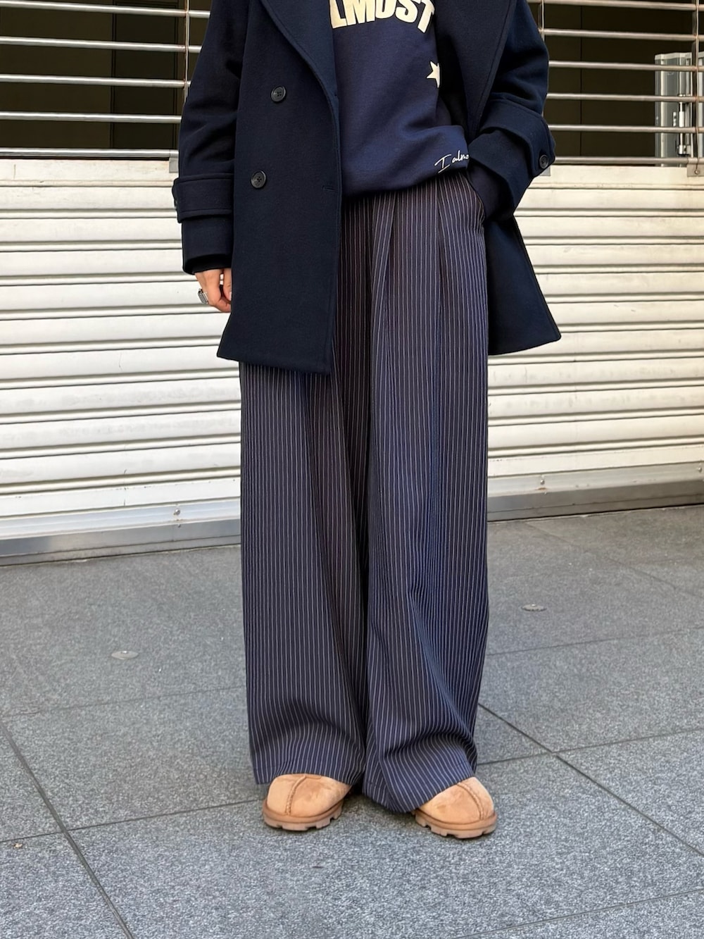 その他のその他パンツ、ブルー系のピーコート、ブルー系のピーコートを着用したレディースの秋コーディネートの3枚目の写真