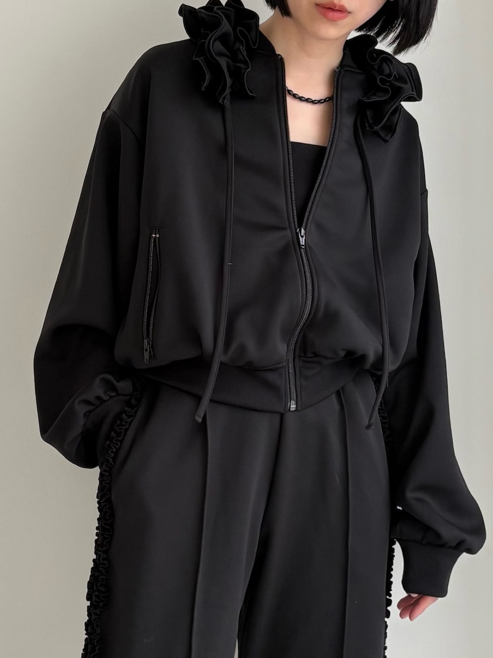 ブラック系のブルゾン、ブラック系のその他パンツを着用したレディースの冬コーディネートの6枚目の写真