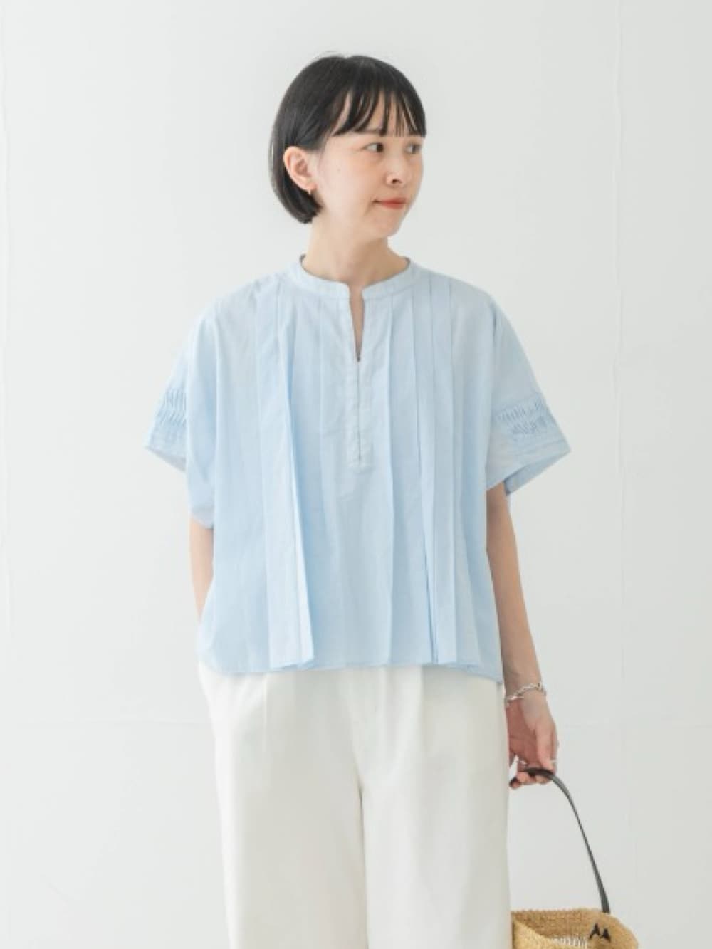 ブルー系のシャツ/ブラウス、ブラック系のサンダル、ベージュ系のかごバッグを着用したレディースの夏コーディネートの3枚目の写真